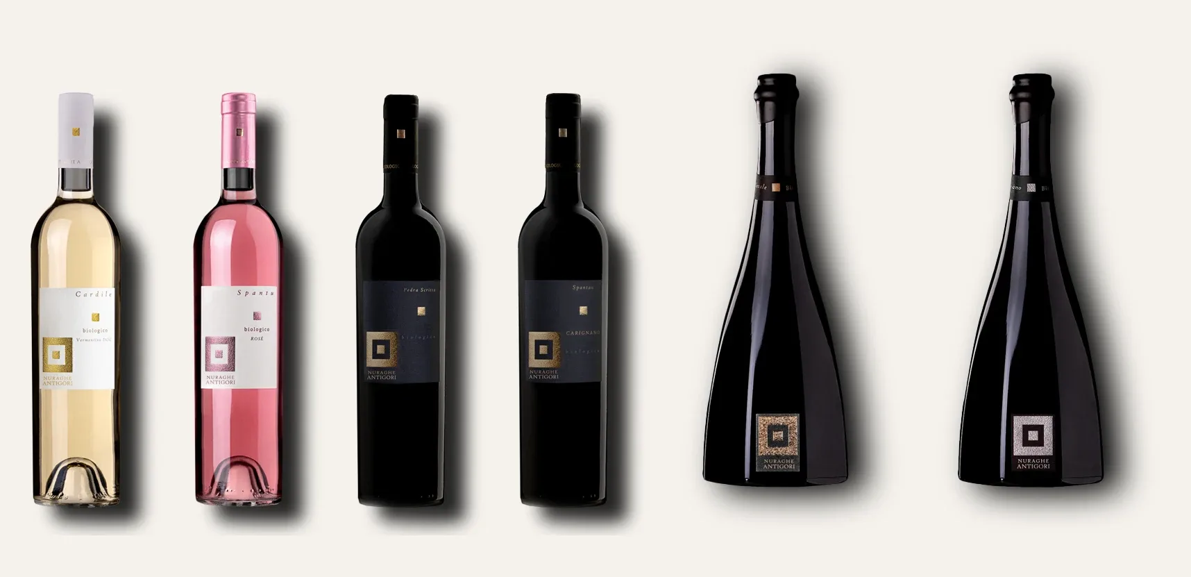 La gamma Nuraghe Antigori allineata: Cardile bianco, Spantu rosé, Pedra Scritta e Spantau rossi, e le due bottiglie ottagonali scure