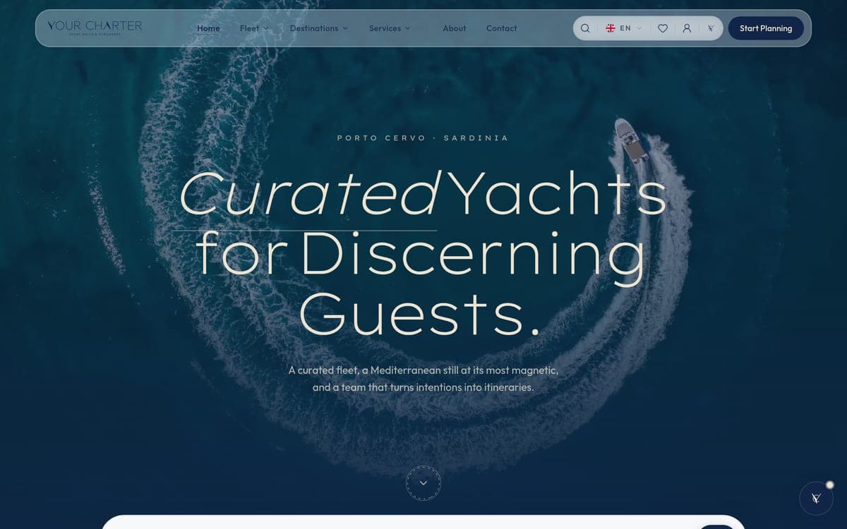 La home di yourcharter.it: “Curated Yachts for Discerning Guests” sopra la scia circolare di un tender in mare aperto a Porto Cervo